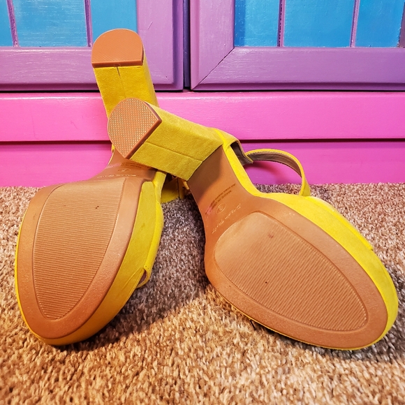 Yellow suede chunky or thick heel buckle strap sandals size 9 - Picture 8 of 10